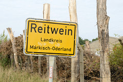 Reitwein ist ein Ort und gleichnamige Gemeinde im Landkreis Märkisch-Oderland im Bundesland Brandenburg; Ortschild.