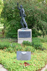 Arnstadt, auch als Bachstadt Arnstadt bezeichnet, ist eine Kreisstadt in  Thüringen;   Skulptur - Gedenstätte den Opfern des Faschismus mahnen festigt den Frieden.