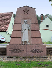 Platkow ist ein Ortsteil der Gemeinde Gusow-Platkow des Amtes Seelow-Land im Landkreis Märkisch-Oderland in Brandenburg; sowjetisches Mahnmal - Soldat mit Maschinenpistole im Steinrelief.