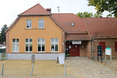 Neuhardenberg  ist eine Stadt und gleichnamige Gemeinde im Bundesland Brandenburg im Landkreis Märkisch-Oderland; Alte Schule, jetzt Dorfmuseum.