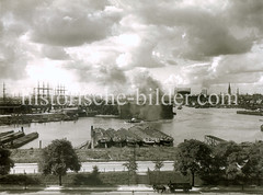 Blick auf den Moldauhafen und den Speicher E am Melniker Ufer; re. die Kirchtürme Hamburgs und das Gaswerk auf dem Großen Grasbrook - lks. der Segelschiffhafen.