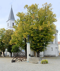 Seelow ist die Kreisstadt des Landkreises Märkisch-Oderland im Bundesland Brandenburg; Markt-Brunnen / Schäferbrunnen und Stadtkirche am Puschkinplatz.