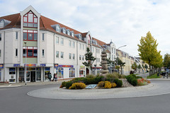 Seelow ist die Kreisstadt des Landkreises Märkisch-Oderland im Bundesland Brandenburg; Kreisel  und Geschäfts / Wohnhaus in der Ernst Thälmann Straße.