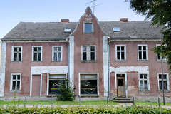 Die Stadt und gleichnamige Gemeinde Letschin   liegt im Oderbruch im Landkreis Märkisch-Oderland im Bundesland Brandenburg; leerstehendes Wohnhaus, Geschäfte.