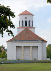 Neuhardenberg  ist eine Stadt und gleichnamige Gemeinde im Bundesland Brandenburg im Landkreis Märkisch-Oderland; Schinkelkirche.