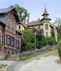 Arnstadt, auch als Bachstadt Arnstadt bezeichnet, ist eine Kreisstadt in  Thüringen; Villa am Berg - Eckturm mit Pagoden  Dachaufbau.