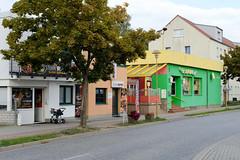 Seelow ist die Kreisstadt des Landkreises Märkisch-Oderland im Bundesland Brandenburg; Geschäfte, Flachdach.