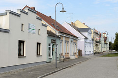 Die Stadt und gleichnamige Gemeinde Letschin   liegt im Oderbruch im Landkreis Märkisch-Oderland im Bundesland Brandenburg; Wohnhäuser / Geschäfte.
