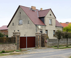 Alt Mahlisch ist ein Ortsteil der Gemeinde Fichtenhöhe im Brandenburger Landkreis Märkisch-Oderland; Wohnhaus, Toreinfahrt mit Ziegelsäulen.