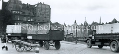 Blick auf den Lohseplatz - Lastwagen mit Anhänger vor dem  Hauptzollamt Meyerstraße; ein Arbeiter schiebt eine Handkarre - im Hintergrund Speichergebäude am Ericusgraben / Brooktorhafen (ca. 1936).