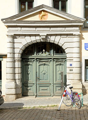 Arnstadt, auch als Bachstadt Arnstadt bezeichnet, ist eine Kreisstadt in  Thüringen; Eingangstür mit Portal - goldener Löwe.