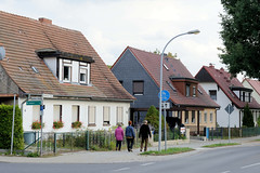 Seelow ist die Kreisstadt des Landkreises Märkisch-Oderland im Bundesland Brandenburg; Doppelhäuser an der Frankfurter Straße.