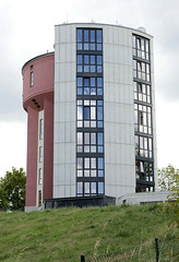 Arnstadt, auch als Bachstadt Arnstadt bezeichnet, ist eine Kreisstadt in  Thüringen; Wasserturm mit modernem Anbau - Wohnhaus.