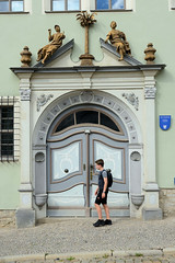 Arnstadt, auch als Bachstadt Arnstadt bezeichnet, ist eine Kreisstadt in  Thüringen; Eingangstür / Portal Patrizierhaus Zum Palmbau, erbaut 1585 - Portal 1723.