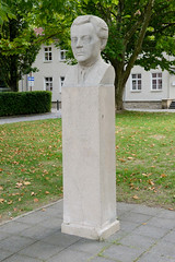 Seelow ist die Kreisstadt des Landkreises Märkisch-Oderland im Bundesland Brandenburg; Büste / Skulptur Erich Weinert.