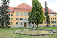 Arnstadt, auch als Bachstadt Arnstadt bezeichnet, ist eine Kreisstadt in  Thüringen;  Schule am Schloss Neideck.