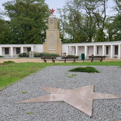 Lebus ist eine Kleinstadt an der Oder  im  Landkreis Märkisch-Oderland in Brandenburg; sowjetischer Friedhof - Ehrenmal.