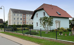 Alt Mahlisch ist ein Ortsteil der Gemeinde Fichtenhöhe im Brandenburger Landkreis Märkisch-Oderland; Einzelhaus mit Gartendekor - Wohnblock.