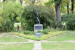 Arnstadt, auch als Bachstadt Arnstadt bezeichnet, ist eine Kreisstadt in  Thüringen;  Skulptur - Gedenkstätte den Opfern des Faschismus mahnen festigt den Frieden.