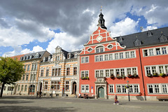 Arnstadt, auch als Bachstadt Arnstadt bezeichnet, ist eine Kreisstadt in  Thüringen; Markt, re. das Rathaus, lks. das Postamt - erbaut  1882  - Architekt Prof. Hubert Stier.