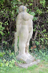 Arnstadt, auch als Bachstadt Arnstadt bezeichnet, ist eine Kreisstadt in  Thüringen;  Skulptur Nackte Frau - in den Himmel blickend.