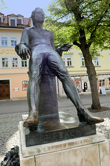 Arnstadt, auch als Bachstadt Arnstadt bezeichnet, ist eine Kreisstadt in  Thüringen;   Bachdenkmal am Markt -  Bildhauer Prof. Bernd Göbel.