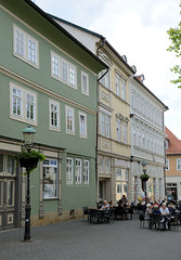 Arnstadt, auch als Bachstadt Arnstadt bezeichnet, ist eine Kreisstadt in  Thüringen;  Wohnhäuser, Café am Markt.