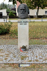 Neuhardenberg  ist eine Stadt und gleichnamige Gemeinde im Bundesland Brandenburg im Landkreis Märkisch-Oderland; Karl-Marx-Denkmal.