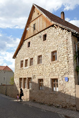 Arnstadt, auch als Bachstadt Arnstadt bezeichnet, ist eine Kreisstadt in  Thüringen; Wohnhaus mit Feldsteinmauer und Holzgiebel.