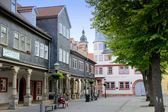 Arnstadt, auch als Bachstadt Arnstadt bezeichnet, ist eine Kreisstadt in  Thüringen;  Galerie am Markt - Häuser mit Schindelfassade.