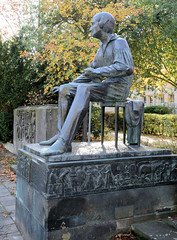 Ludwigsfelde  ist eine Stadt in der Nähe von Berlin und Potsdam im Bundesland Brandenburg; Heine Denkmal im Dichterviertel - errichtet 1956, Bildhauer Waldemar Grzimek.