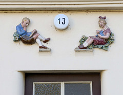 Ludwigsfelde  ist eine Stadt in der Nähe von Berlin und Potsdam im Bundesland Brandenburg;   Fassadendekor - Junge lesend, Mädchen mit Puppe.