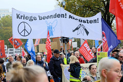 Demonstration Bündnis für soziale Gerechtigkeit am 29.10.22 in Hamburg; Transparent Kriege beenden! Abrüsten!