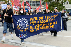 Demonstration Bündnis für soziale Gerechtigkeit am 29.10.22 in Hamburg; Transparent Weil die Reichen viel kassieren müssen wir hier unten frieren!