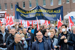 Demonstration Bündnis für soziale Gerechtigkeit am 29.10.22 in Hamburg; Transparent Bezahlbares Leben für Alle statt Profite für Wenige.
