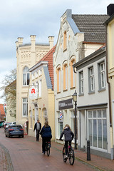 Weener ist eine Kleinstadt in Ostfriesland im Bundesland Niedersachsen; ; Wohnhäuser mit Geschäften in der Weener Norderstraße.