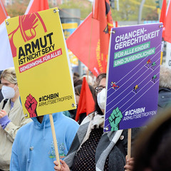 Demonstration Bündnis für soziale Gerechtigkeit am 29.10.22 in Hamburg; Schild Armut ist nicht sexy - Gemeinwohl für alle!
