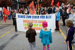 Demonstration Bündnis für soziale Gerechtigkeit am 29.10.22 in Hamburg; Transparent Genug zum Leben für Alle.