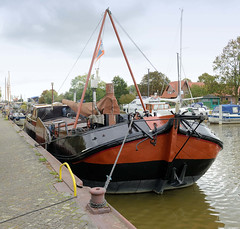 Weener ist eine Kleinstadt in Ostfriesland im Bundesland Niedersachsen; Traditionsschiff im Alten Hafen.