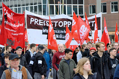 Demonstration Bündnis für soziale Gerechtigkeit am 29.10.22 in Hamburg; rote Fahnen - Transparente.
