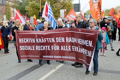 Demonstration Bündnis für soziale Gerechtigkeit am 29.10.22 in Hamburg; Transparent Rechten Kräften den Raum nehmen. Soziale Rechte für alle erkämpfen.