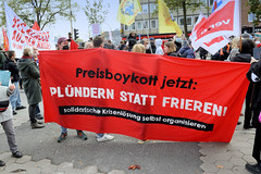 Demonstration Bündnis für soziale Gerechtigkeit am 29.10.22 in Hamburg; Transparent Preisboykott jetzt - Plündern statt frieren.