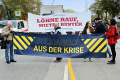 Demonstration Bündnis für soziale Gerechtigkeit am 29.10.22 in Hamburg; Transparente Solidarisch aus der Krise - Löhne rauf, Mieten runter.
