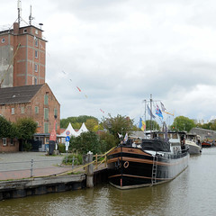 Weener ist eine Kleinstadt in Ostfriesland im Bundesland Niedersachsen;  Traditionsschiff im Alten Hafen, Speicher.