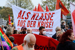 Demonstration Bündnis für soziale Gerechtigkeit am 29.10.22 in Hamburg; Transpartent Als Klasse aus der Krise!