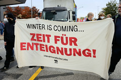 Demonstration Bündnis für soziale Gerechtigkeit am 29.10.22 in Hamburg;  Transparent Winter is coming... Zeit für Enteignung.