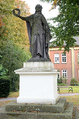 Weener ist eine Kleinstadt in Ostfriesland im Bundesland Niedersachsen;  Germania Skulptur.