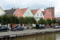 Weener ist eine Kleinstadt in Ostfriesland im Bundesland Niedersachsen;  Wohnhäuser am Alten Hafen.