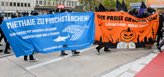 Demonstration Bündnis für soziale Gerechtigkeit am 29.10.22 in Hamburg; Transparent Miethaie zu Fischstäbchen.