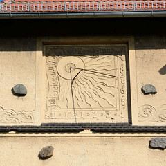 Sonnenuhr an der Fassade der Goetheschule   - Bilder aus Trebbin, Stadt im Landkreis Teltow-Fläming in Brandenburg.